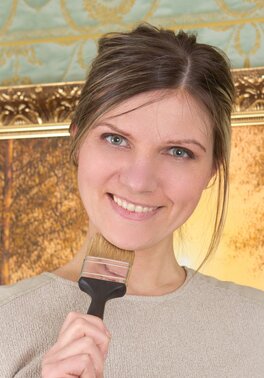 Slim housewife instead of repairing a picture undresses to finger hairy muff