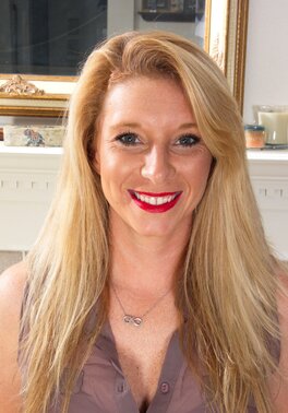 Naked photo session always boost the mood of American housewife with tattoos