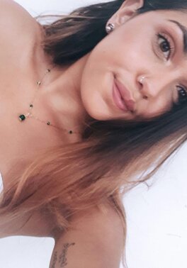 Latina MILF Esperanza Diaz's favorite selfies are those where she exposes tits