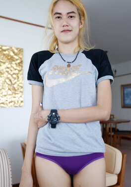 Shy Asian spreads her legs to have fun with a foreigner's dick