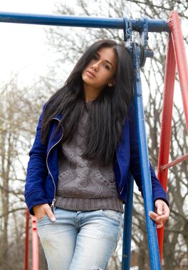 Leggy teen sent to a state of mind-blowing ecstasy while solo