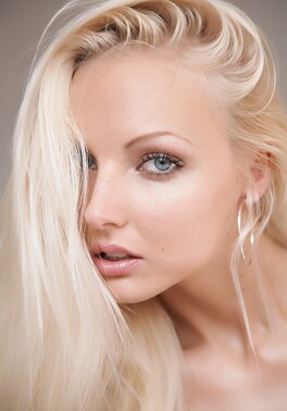 Veronika Simon shows her big breasts to get you feeling horny