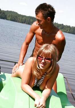 Amateur babe in shades is going to fuck around with pleasure