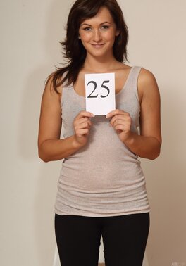 Tess Lyndon poses naked in a sexy amateur scene