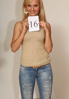 Bella Baby flaunts her tight jeans and sexy body at the casting