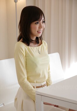 Shiori Yamate reveals her hot breasts and sucks a cock in a car