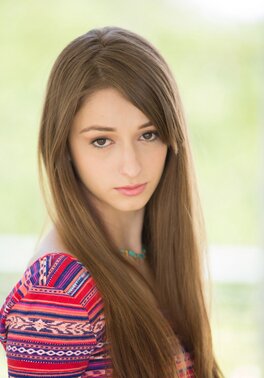 Willow Hayes shows off her natural big tits