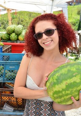 Elisa Odiosa seems to want to fuck a... big watermelon