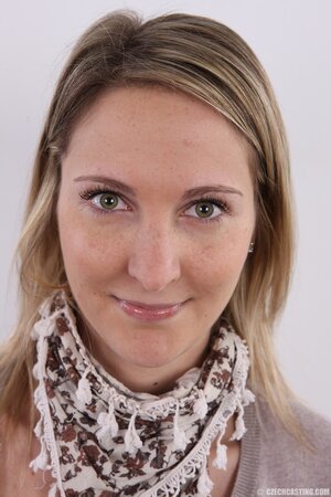 MILF acquaints fans with naked boobies and trimmed pussy posing in the nude