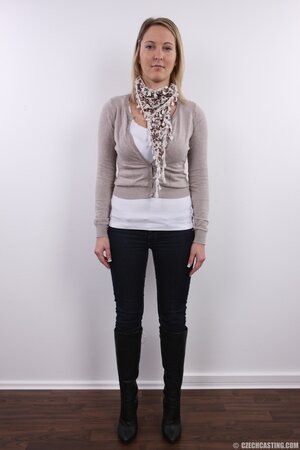 MILF acquaints fans with naked boobies and trimmed pussy posing in the nude