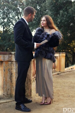 Elegant chick meets with lover in quiet spot and surprises with outdoor blowjob