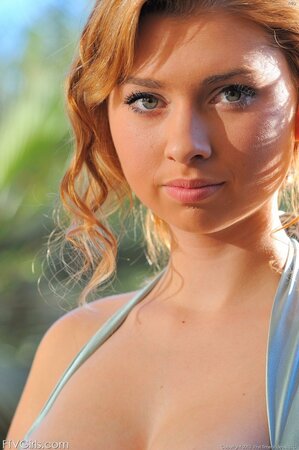 Skillful girl deletes old-fashioned dressto feed vagina with a banana