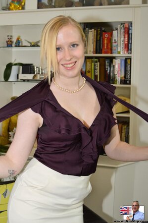 Amazing love puts headphones one and gives a blowjob to the sound of music