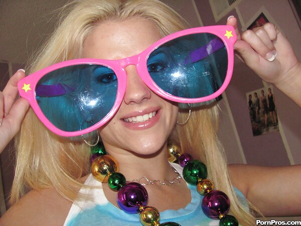 Blonde with succulent natural boobs fools around instead of babysitting