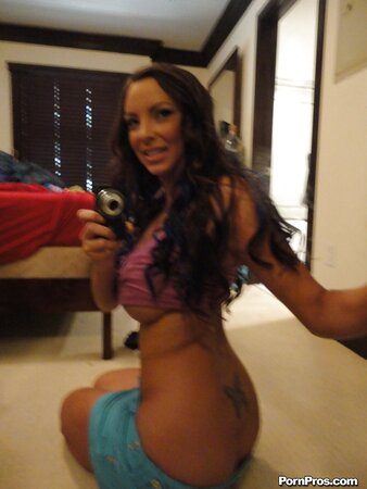 Porn actress with big boobies doesn't forget about fans even being home