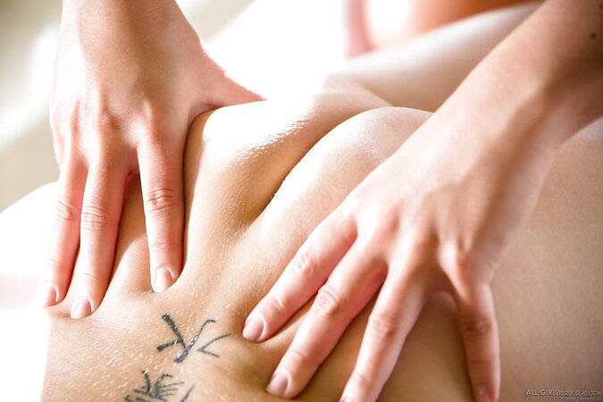 Carter Cruise and Riley Reid show their massage skills and fuck each other