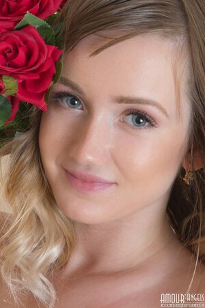 Naked babe poses with red flowers that can't hide her natural attractiveness