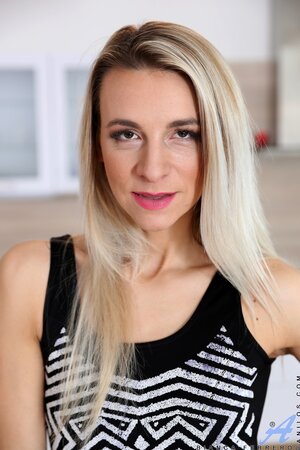 Bad slut with small tits and trimmed pussy exposes all she has got on camera