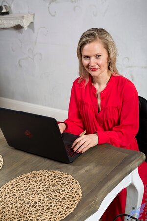 Watching porn on the laptop makes woman in the mood for a quick masturbation