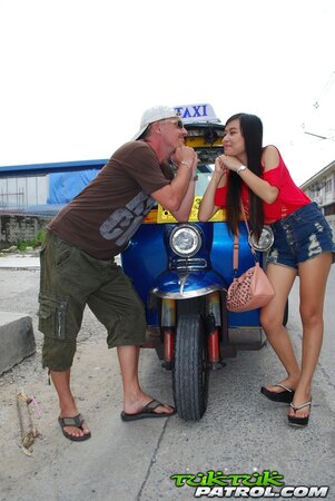 Owner of auto rickshaw coaxes exotic cutie to pose together with him