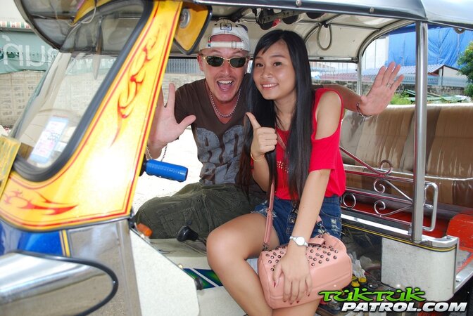 Owner of auto rickshaw coaxes exotic cutie to pose together with him