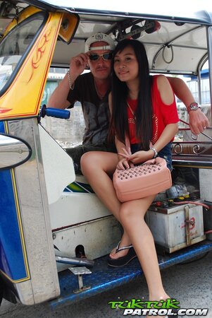 Owner of auto rickshaw coaxes exotic cutie to pose together with him