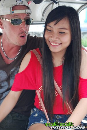 Owner of auto rickshaw coaxes exotic cutie to pose together with him