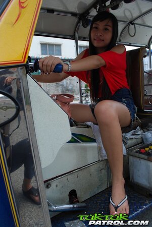 Owner of auto rickshaw coaxes exotic cutie to pose together with him