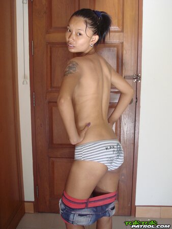 Slim model with Asian features doesn't feel embarrassed to bare boyish body