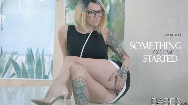 Nerdy blonde babe with tattooed arm and leg suddenly becomes excited