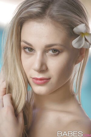 Slim sexpot with perfect assets seductively poses nude near swimming pool