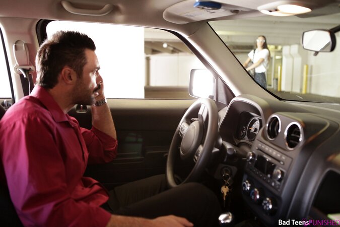 Luxurious girl took all her clothes off in the run-up to a twosome with stepdad