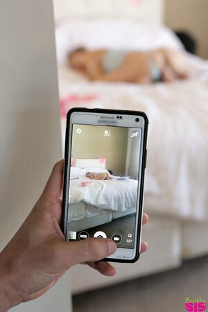 Man blackmails stepsister with masturbation pics asking her for doing it