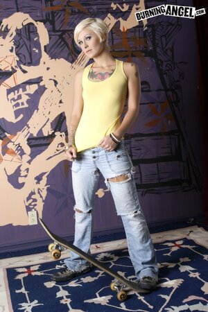 Chick with bats tattooed on her thighs drops the skateboard for masturbation