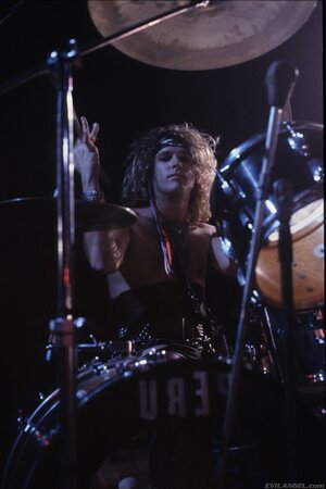 There are a lot of girl at the rock concert who want to have sexual fun