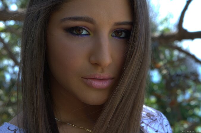 Finger-licking American pornstar pays special attention to pussy and butt