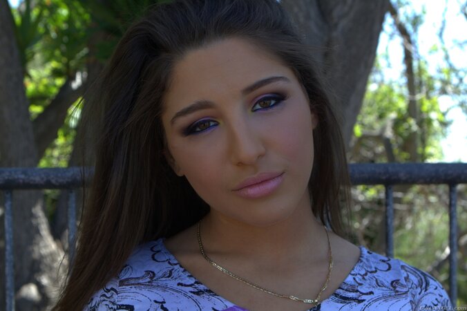 Finger-licking American pornstar pays special attention to pussy and butt