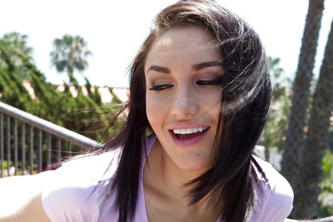 Ducking female makes her rear sticking out of shorts look even hotter