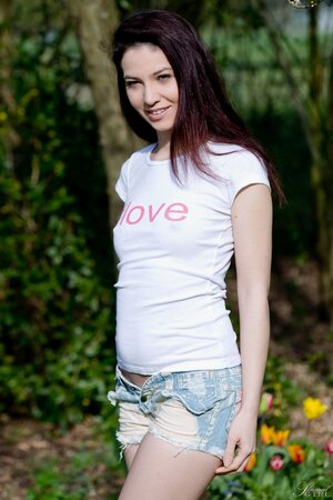 Mesmerizing brunette Jessica Malone seductively poses naked under the sun