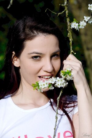 Mesmerizing brunette Jessica Malone seductively poses naked under the sun