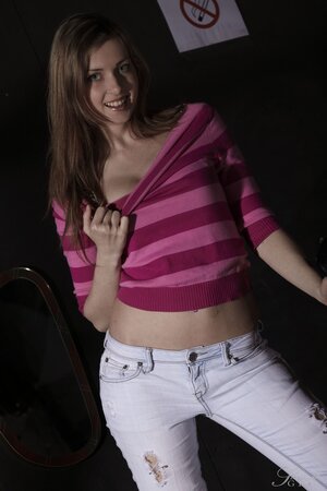 For a free cocktail bimbo chick quickly undresses in the club's backroom