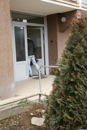 Blue-eyed housewife can't stop thinking about cooking even when she sucks cock