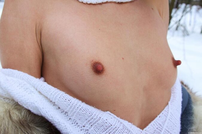 Tempered model with curly red hair isn't afraid of Russian winter and poses naked