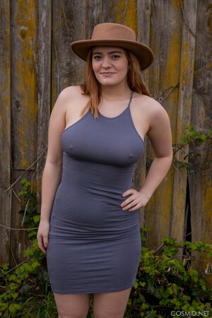 Big-tittied country girl leaves nothing but hat on when posing naked outdoors