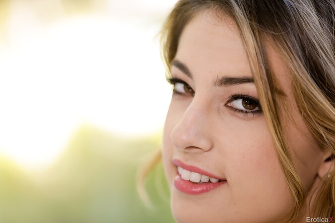 Sporty minx gets rid of shorts and top to demonstrate her fit body naked