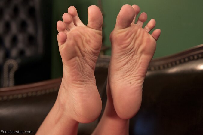 Stunning cougars get rid of all clothes and show off their beautiful feet