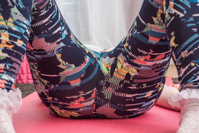 Adorable yoga girl Satine Spark showing her ass on the mat