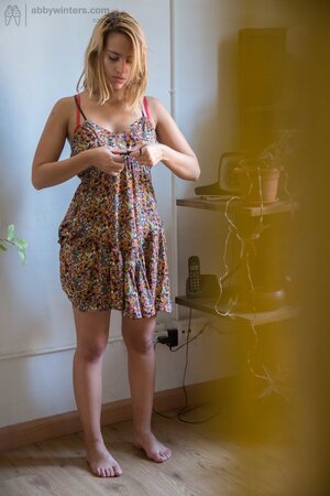 Blondie with big boobies showing what she can do to tease