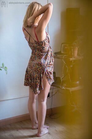 Blondie with big boobies showing what she can do to tease