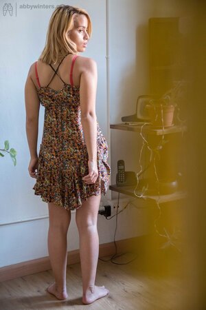 Blondie with big boobies showing what she can do to tease